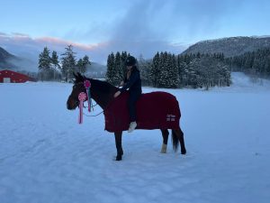 linnea og a ute